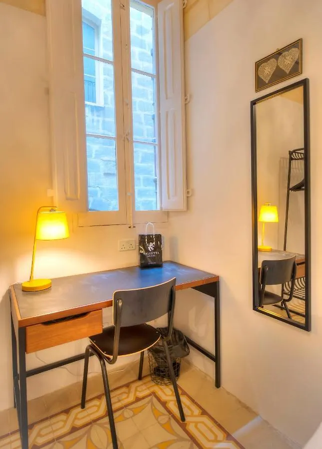 Traditional & Chic 2 Bedrooms In Valletta Imcd1-1